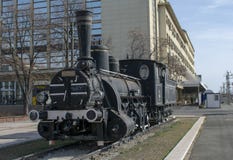 Винтажный поезд показанный перед главным ж-д вокзалом в Загребе, Хорватии стоковое фото rf Винтажный поезд показанный перед главным ж-д вокзалом в Загребе, Хорватии стоковое фото rf