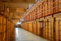 Внутри пустого блока ячеек Alcatraz стоковая фотография Внутри пустого блока ячеек Alcatraz стоковая фотография