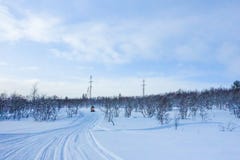 Всадник на снегоходе в лыжном курорте гор в Amut России стоковое изображение rf Всадник на снегоходе в лыжном курорте гор в Amut России стоковое изображение rf