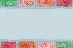 вязать крючком крючком скатерть шнурка пестротканых квадратов орнаментирует на серой предпосылке, взгляде сверху, месте для текст стоковое фото вязать крючком крючком скатерть шнурка пестротканых квадратов орнаментирует на серой предпосылке, взгляде сверху, месте для текст стоковое фото