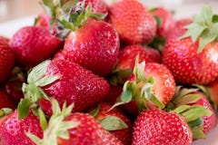 Выглядеть вкусной большой свежей клубникой стоковые фотографии rf Выглядеть вкусной большой свежей клубникой стоковые фотографии rf