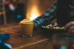 Выпивающ кофе и еду еды vegan стоковые фото Выпивающ кофе и еду еды vegan стоковые фото