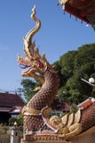 Высекаенный попечитель змея naga защищая вход на плюшке Rueang Wat Sri стоковые фотографии rf Высекаенный попечитель змея naga защищая вход на плюшке Rueang Wat Sri стоковые фотографии rf