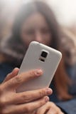вручите мобильный телефон стоковая фотография вручите мобильный телефон стоковая фотография