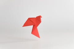 Голубь Origami сделанный из красной бумаги на белой предпосылке Минимальная концепция стоковые фото Голубь Origami сделанный из красной бумаги на белой предпосылке Минимальная концепция стоковые фото