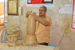 Гончар на работе в Meybod, Иране стоковые изображения rf Гончар на работе в Meybod, Иране стоковые изображения rf