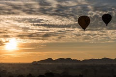 Горячий воздушный шар над равниной Bagan в туманном утре, Мьянма стоковая фотография rf Горячий воздушный шар над равниной Bagan в туманном утре, Мьянма стоковая фотография rf