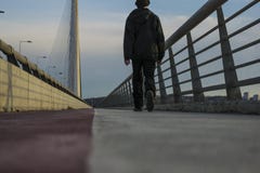 Гай идя на мост ada в Белграде стоковое фото rf Гай идя на мост ada в Белграде стоковое фото rf
