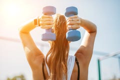 гантели работая детенышей женщины уклад жизни принципиальной схемы здоровый задний взгляд стоковые изображения гантели работая детенышей женщины уклад жизни принципиальной схемы здоровый задний взгляд стоковые изображения