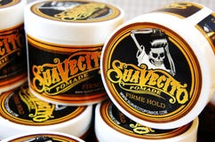 Гель для мужского дизайна - SuaVecito Владение firme pomade SuaVecito сильное ультрамодный дизайн парикмахерскаи стоковые изображения Гель для мужского дизайна - SuaVecito Владение firme pomade SuaVecito сильное ультрамодный дизайн парикмахерскаи стоковые изображения