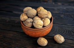 Грецкие орехи, гайки в гончарне unpeeled на таблице стоковые фото Грецкие орехи, гайки в гончарне unpeeled на таблице стоковые фото