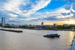 Грузовой корабль одна из вещей увиденных в Chao Реке Phraya которое за столицей, Бангкоке стоковое изображение rf Грузовой корабль одна из вещей увиденных в Chao Реке Phraya которое за столицей, Бангкоке стоковое изображение rf