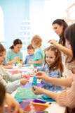 Группа в составе preschool дети рисуя с карандашами и клея с ручкой клея на художественном классе в центре детского сада или dayc стоковые фото Группа в составе preschool дети рисуя с карандашами и клея с ручкой клея на художественном классе в центре детского сада или dayc стоковые фото