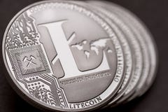 Группа в составе серебряные монетки litecoin, конец-вверх стоковое фото Группа в составе серебряные монетки litecoin, конец-вверх стоковое фото