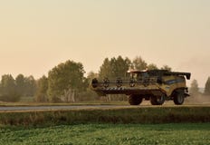 Жатка зернокомбайна на заходе солнца стоковое фото Жатка зернокомбайна на заходе солнца стоковое фото