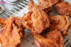 Жареная курица готовая для продажи Кудрявый цыпленок стоковая фотография rf Жареная курица готовая для продажи Кудрявый цыпленок стоковая фотография rf