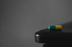 Желт-зеленый планшет для здоровий человека стоковая фотография rf Желт-зеленый планшет для здоровий человека стоковая фотография rf