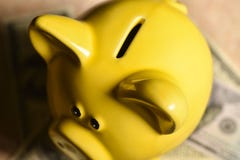 Желтое moneybox свиньи без монеток на черной предпосылке стоковые фото Желтое moneybox свиньи без монеток на черной предпосылке стоковые фото