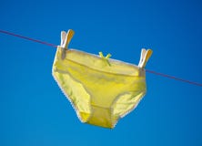 Желтые трусы, knickers суша на моя линии стоковая фотография rf Желтые трусы, knickers суша на моя линии стоковая фотография rf