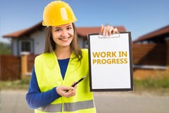 Женщина держа доску сзажимом для бумаги работы в процессе стоковая фотография rf Женщина держа доску сзажимом для бумаги работы в процессе стоковая фотография rf