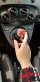 Женщина в правой руке удерживания пальто моды на скоростях ручки 6 ручной передачи стоковое изображение Женщина в правой руке удерживания пальто моды на скоростях ручки 6 ручной передачи стоковое изображение