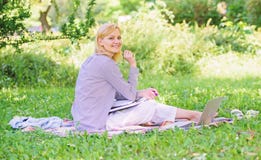 Женщина с ноутбуком сидит луг травы Самые лучшие работы работать удаленно Работа дамы дела независимая outdoors Удаленная работа стоковая фотография rf Женщина с ноутбуком сидит луг травы Самые лучшие работы работать удаленно Работа дамы дела независимая outdoors Удаленная работа стоковая фотография rf