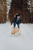 Жизнерадостный парень в куртке джинсовой ткани в теплой куртке идет красная Коллиа границы собаки в лесе снега зимы концепция стоковое фото Жизнерадостный парень в куртке джинсовой ткани в теплой куртке идет красная Коллиа границы собаки в лесе снега зимы концепция стоковое фото