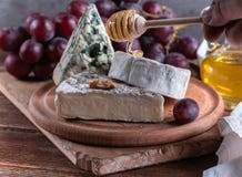 жизнь сыра все еще Maasdamer сыра, бри, камамбер, vinograd, med стоковые фотографии rf жизнь сыра все еще Maasdamer сыра, бри, камамбер, vinograd, med стоковые фотографии rf