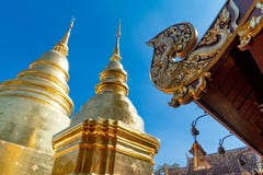 Золотая пагода на виске Wat Prasing в Чиангмае, Таиланде стоковое изображение rf Золотая пагода на виске Wat Prasing в Чиангмае, Таиланде стоковое изображение rf
