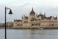Здание венгерского парламента на банках Дунай в Будапеште главная достопримечательность венгерской столицы стоковое изображение Здание венгерского парламента на банках Дунай в Будапеште главная достопримечательность венгерской столицы стоковое изображение