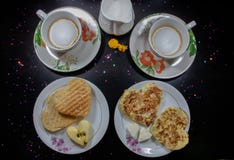 Завтрак на день Валентайн - зажаренный сыр omelete, хлеба, яблока и белых в форме coffe и молока сердца Взгляд сверху стоковое фото Завтрак на день Валентайн - зажаренный сыр omelete, хлеба, яблока и белых в форме coffe и молока сердца Взгляд сверху стоковое фото