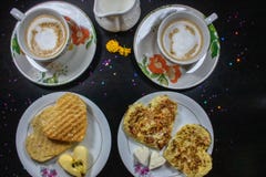 Завтрак на день Валентайн - зажаренный сыр omelete, хлеба, яблока и белых в форме coffe и молока сердца Взгляд сверху стоковое изображение rf Завтрак на день Валентайн - зажаренный сыр omelete, хлеба, яблока и белых в форме coffe и молока сердца Взгляд сверху стоковое изображение rf