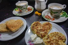 Завтрак на день Валентайн - зажаренный сыр omelete, хлеба, яблока и белых в форме coffe и молока сердца стоковые изображения rf Завтрак на день Валентайн - зажаренный сыр omelete, хлеба, яблока и белых в форме coffe и молока сердца стоковые изображения rf