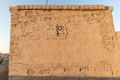 Загубленный дом с небольшим Mashrabiya, Al Hamra Jazirah Al, Рас-Аль-Хайма стоковые фотографии rf Загубленный дом с небольшим Mashrabiya, Al Hamra Jazirah Al, Рас-Аль-Хайма стоковые фотографии rf