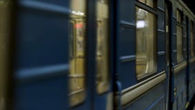 Закройте вверх для окон подземного экипажа на станции метро Двигая окна пустого поезда метро стоковое фото Закройте вверх для окон подземного экипажа на станции метро Двигая окна пустого поезда метро стоковое фото