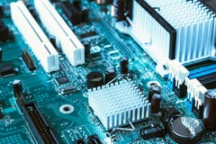 Закройте вверх голубой тонизированной материнской платы компьютера стоковые изображения Закройте вверх голубой тонизированной материнской платы компьютера стоковые изображения