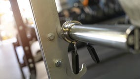Закройте вверх сжатия штанги на держателе для штанги стоковое изображение Закройте вверх сжатия штанги на держателе для штанги стоковое изображение