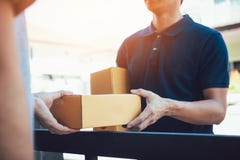 Закройте вверх рук штат груза поставляет картонные коробки с пакетами внутрь к руке получателя стоковое изображение Закройте вверх рук штат груза поставляет картонные коробки с пакетами внутрь к руке получателя стоковое изображение
