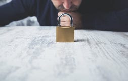 Замок руки человека на таблице стоковое изображение rf Замок руки человека на таблице стоковое изображение rf