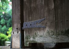 Заржаветые японцем металлические детали joinery двери с предпосылкой винтов стоковое фото Заржаветые японцем металлические детали joinery двери с предпосылкой винтов стоковое фото