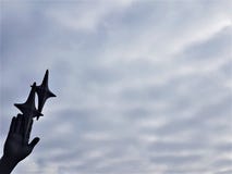 Звезды утюга против голубого неба с облаками стоковая фотография Звезды утюга против голубого неба с облаками стоковая фотография