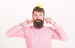 Зрелый бородатый человек при придурковатый взгляд играя короля на торжестве дня рождения, концепции потехи Битник в розовой рубаш стоковое фото rf Зрелый бородатый человек при придурковатый взгляд играя короля на торжестве дня рождения, концепции потехи Битник в розовой рубаш стоковое фото rf