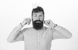 Зрелый бородатый человек при придурковатый взгляд играя короля на торжестве дня рождения, концепции потехи Битник в розовой рубаш стоковое фото rf Зрелый бородатый человек при придурковатый взгляд играя короля на торжестве дня рождения, концепции потехи Битник в розовой рубаш стоковое фото rf