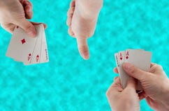 Игральные карты в руке на предпосылке воды стоковое изображение Игральные карты в руке на предпосылке воды стоковое изображение