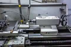 Изготовляя металл обрабатывая шпиндель машины токарного станка CNC профессиональный стоковые фотографии rf Изготовляя металл обрабатывая шпиндель машины токарного станка CNC профессиональный стоковые фотографии rf