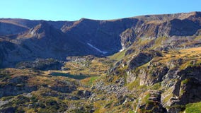 Изумляя панорама зеленых холмов, озер Rila и монастыря Rila, Болгарии стоковое фото Изумляя панорама зеленых холмов, озер Rila и монастыря Rila, Болгарии стоковое фото