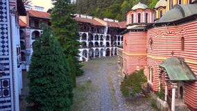 Изумляя панорама зеленых холмов, озер Rila и монастыря Rila, Болгарии стоковое изображение Изумляя панорама зеленых холмов, озер Rila и монастыря Rila, Болгарии стоковое изображение