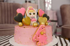 Именниный пирог на 4 лет украшенный с сердцами пряника с замороженностью и 4 меренга бледная - пинк стоковая фотография rf Именниный пирог на 4 лет украшенный с сердцами пряника с замороженностью и 4 меренга бледная - пинк стоковая фотография rf