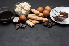 Ингредиенты для варить тирамису - печенья, mascarpone, сливк, сахар, какао, кофе и яйцо печенья Savoiardi стоковые фотографии rf Ингредиенты для варить тирамису - печенья, mascarpone, сливк, сахар, какао, кофе и яйцо печенья Savoiardi стоковые фотографии rf
