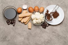 Ингредиенты для варить тирамису - печенья, mascarpone, сливк, сахар, какао, кофе и яйцо печенья Savoiardi стоковое фото Ингредиенты для варить тирамису - печенья, mascarpone, сливк, сахар, какао, кофе и яйцо печенья Savoiardi стоковое фото